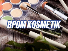 Wanita memegang produk kosmetik berlabel BPOM di antara produk-produk kecantikan di meja rias.