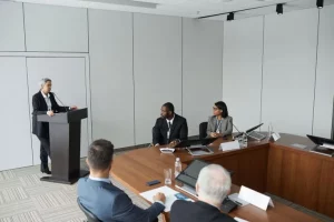 Moderator Rapat: Tugas, Contoh Pembukaan, dan Cara Mengelola Diskusi Bisnis