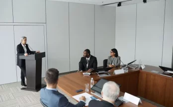 Moderator Rapat: Tugas, Contoh Pembukaan, dan Cara Mengelola Diskusi Bisnis