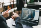 Online Meeting di Coworking Space, Kapan Perlu Pindah ke Meeting Room?
