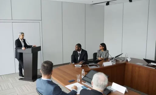 Moderator Rapat: Tugas, Contoh Pembukaan, dan Cara Mengelola Diskusi Bisnis