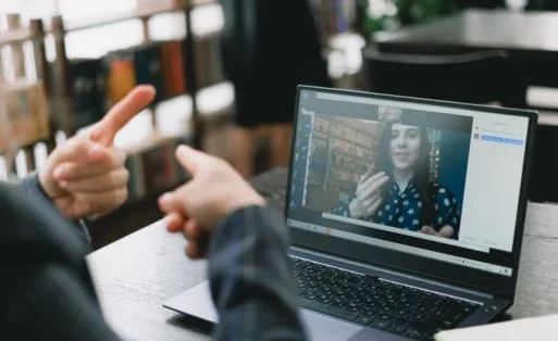 Online Meeting di Coworking Space, Kapan Perlu Pindah ke Meeting Room?